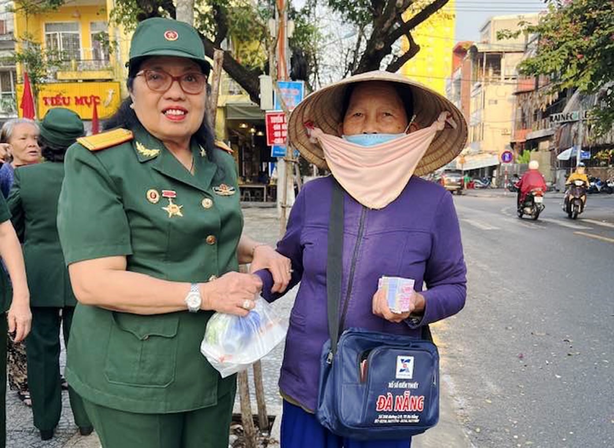 Bà Nguyệt trao quà 2