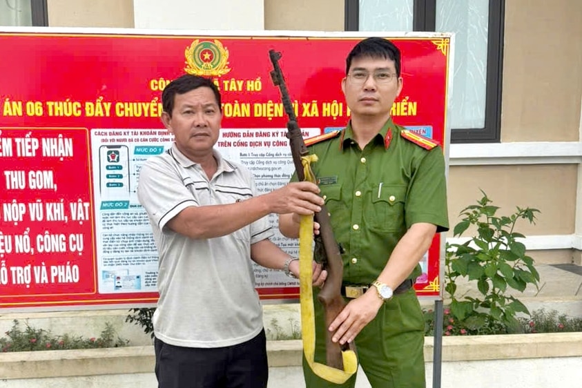 Công an xã Tây Hồ vận động người dân giao nộp vũ khí quân dụng. Ảnh: HOÀNG ĐẠO