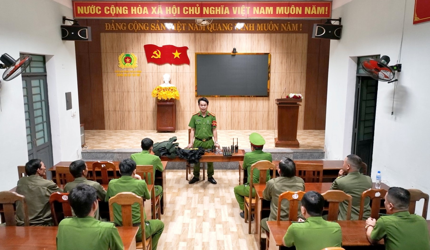 cong-an-tay-ho.00_00_21_36.still001(1).jpg