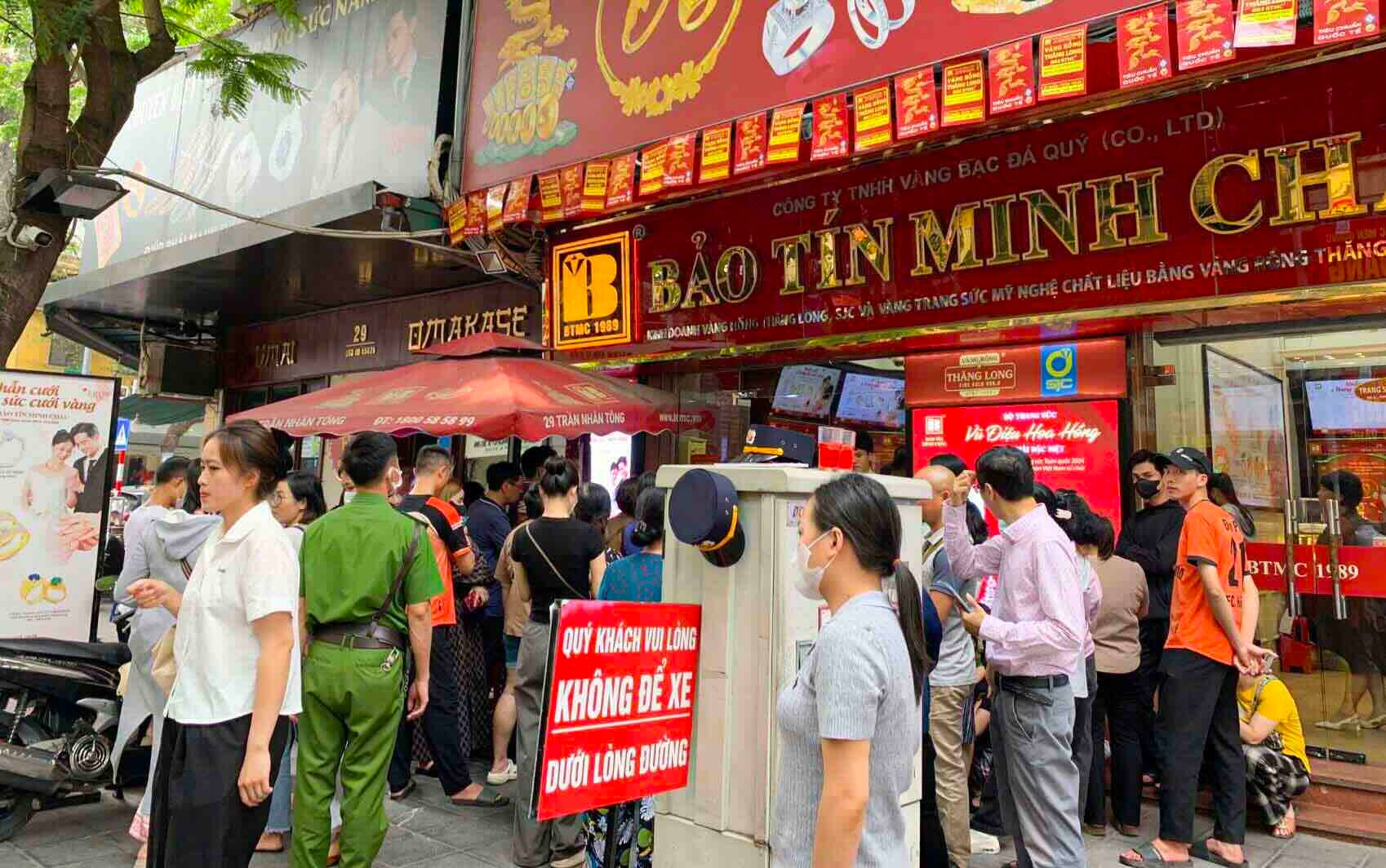 Giá vàng hôm nay 3/2/2026: Giá vàng SJC giảm 6 triệu, vàng thế giới giảm 3-4%