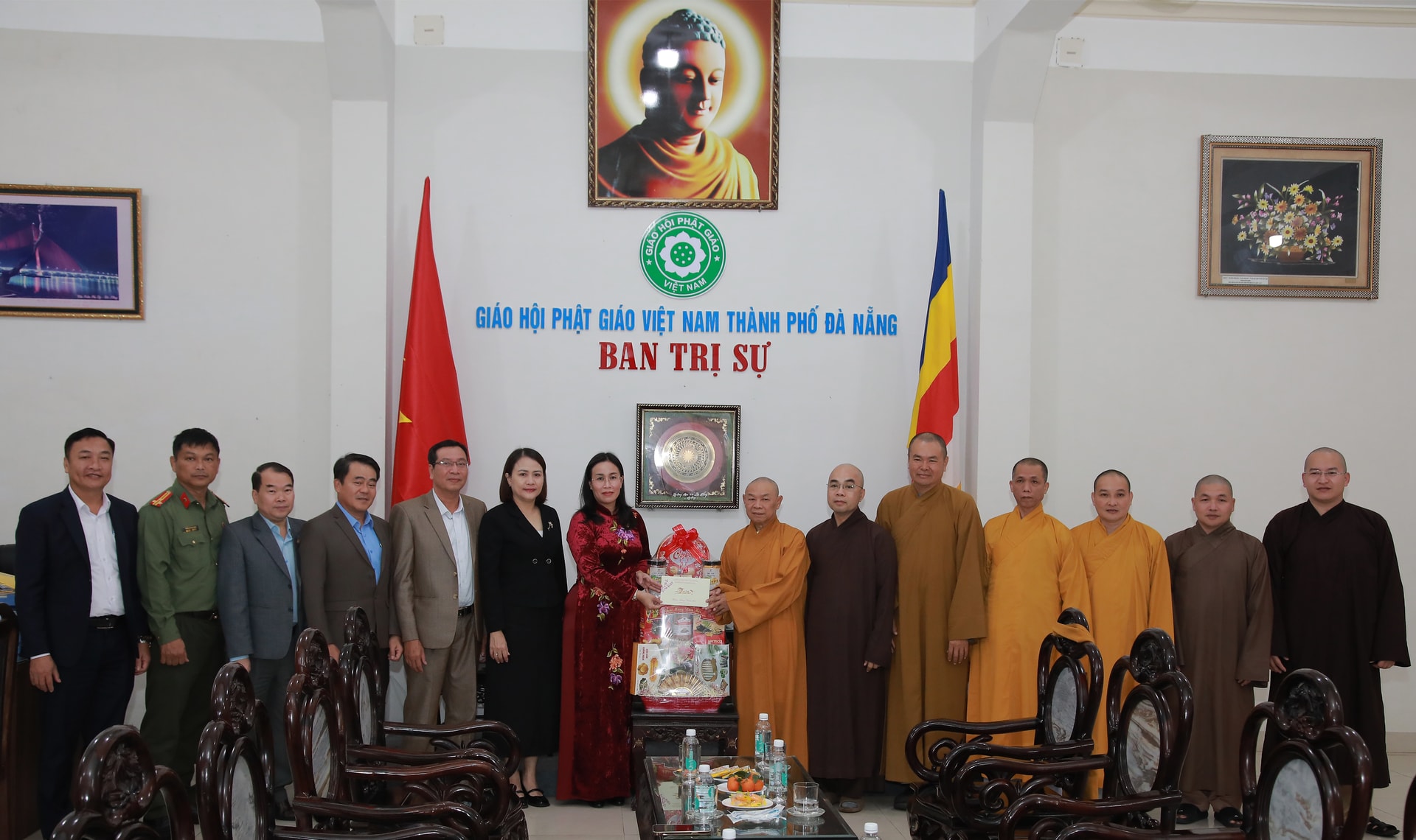 Lãnh đạo thành phố Đà Nẵng thăm, chúc Tết Ban Trị sự Giáo hội Phật giáo Việt Nam thành phố. Ảnh: ĐẮC MẠNH