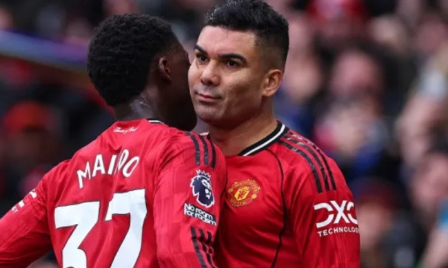 Casemiro ăn mừng bàn thắng vào lưới Fulham.