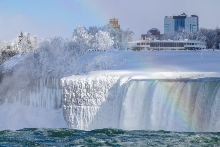 Khung cảnh phủ đầy băng tuyết tại thác Niagara