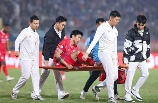 Văn Hậu rời sân bằng cáng sau pha va chạm mạnh với Dụng Quang Nho