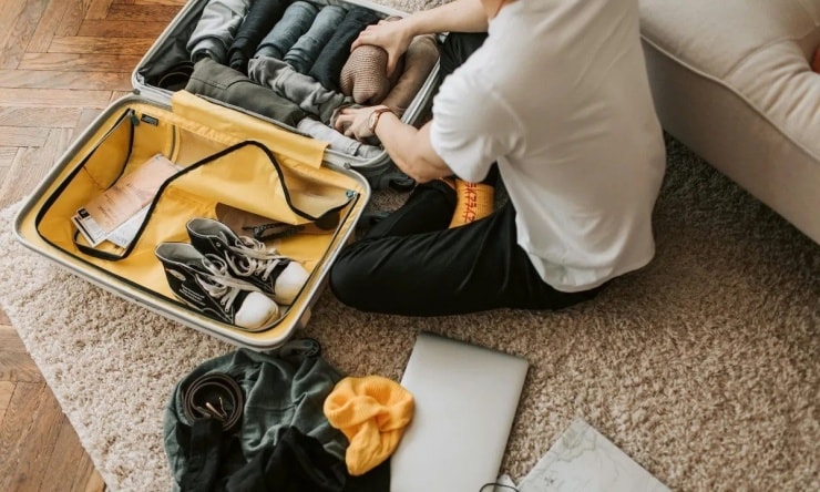 Một chuyên gia đóng gói hành lý chia sẻ bí quyết giúp du khách mang đủ quần áo cho chuyến đi dài ngày chỉ với hành lý xách tay.