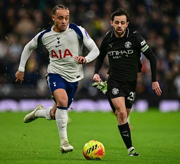 Xavi Simons lên công về thủ năng nổ ở trận này.