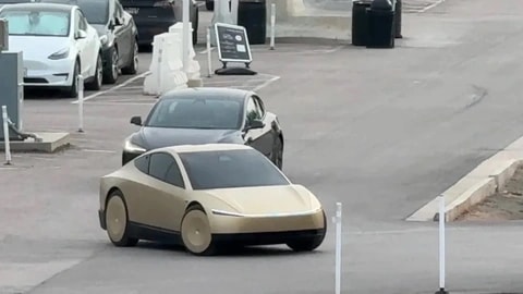 Tesla Cybercab thử nghiệm cổng sạc thủ công tại Mỹ