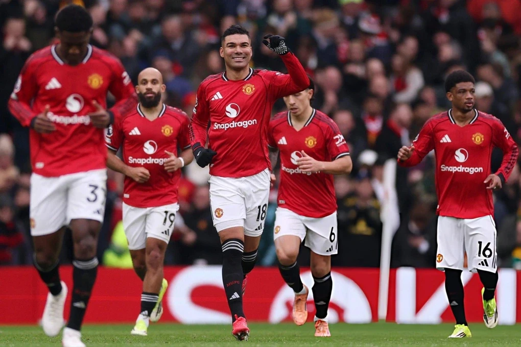 Sự thức tỉnh muộn màng tại Old Trafford.