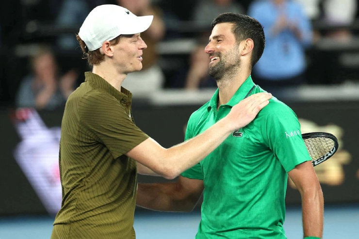 Jannik Sinner và Novak Djokovic tại Australian Open 2026