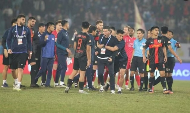 HLV Gerard Albadalejo và các cầu thủ Ninh Bình vây lấy trọng tài sau trận đấu