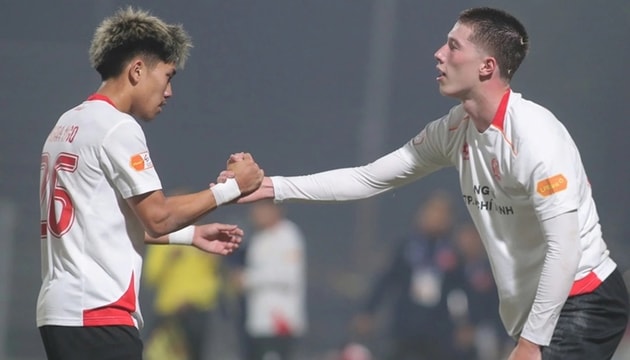 HLV Kim Sang Sik theo dõi các trận đấu tại V-League để tuyển quân cho đội tuyển Việt Nam.