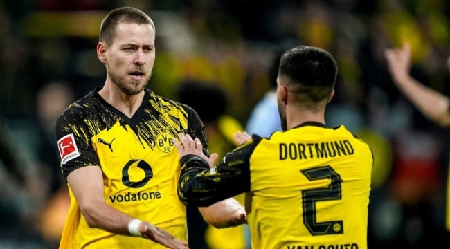 Trung vệ Waldemar Anton ghi bàn mở tỷ số cho Dortmund.