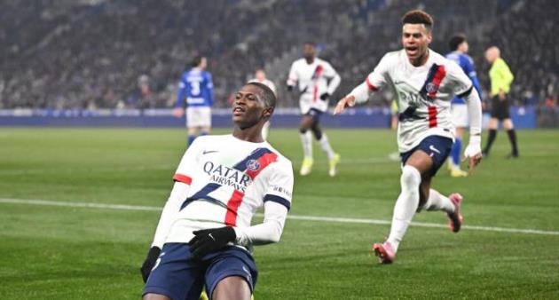 Strasbourg gây nhiều khó khăn cho PSG trong hiệp một.