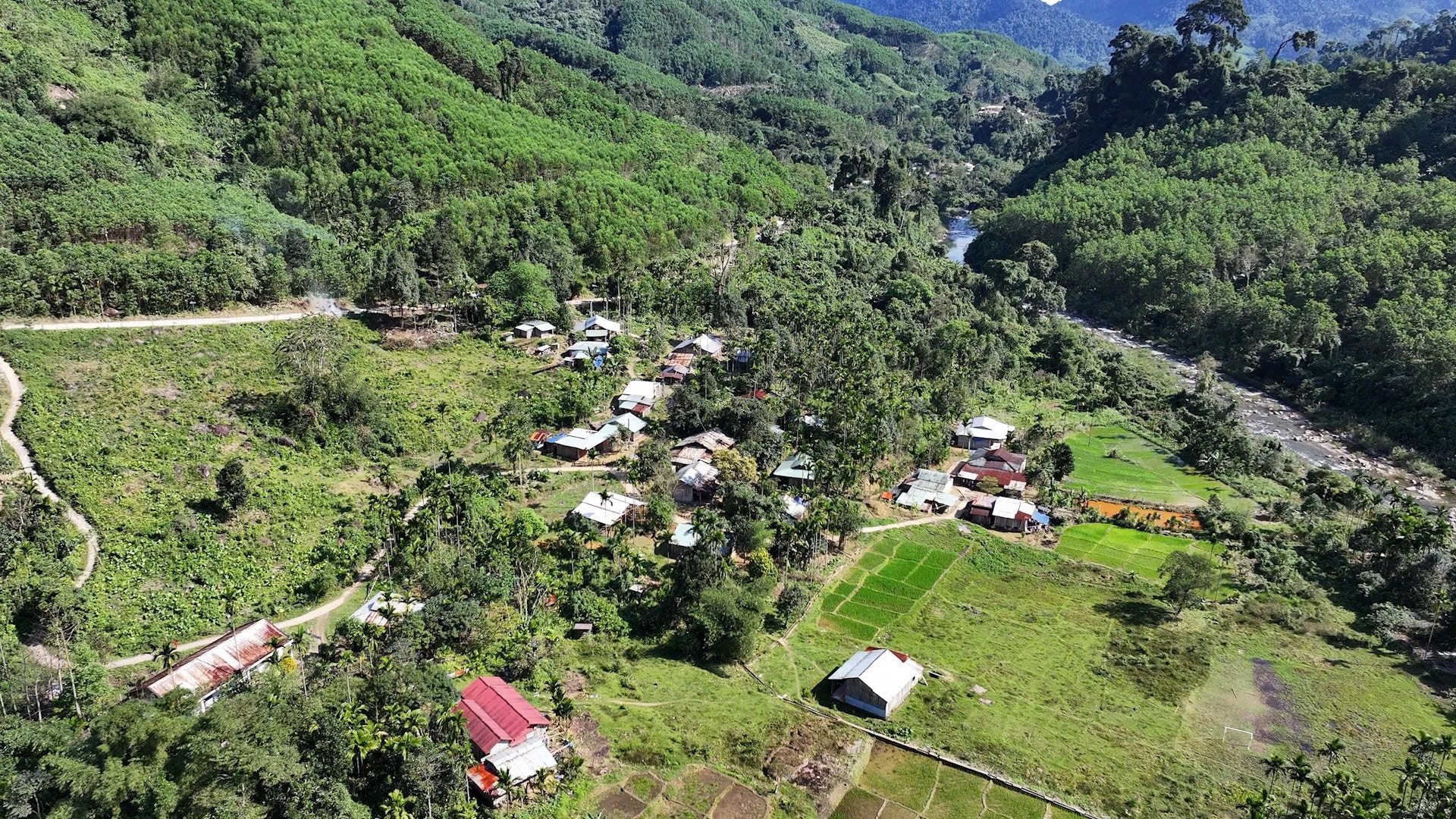 Người dân ở Trà Leng được vận động di chuyển đến nơi ở an toàn nhờ công của ông Hồ Văn Thể, Bí thư Chi bộ thôn 5.