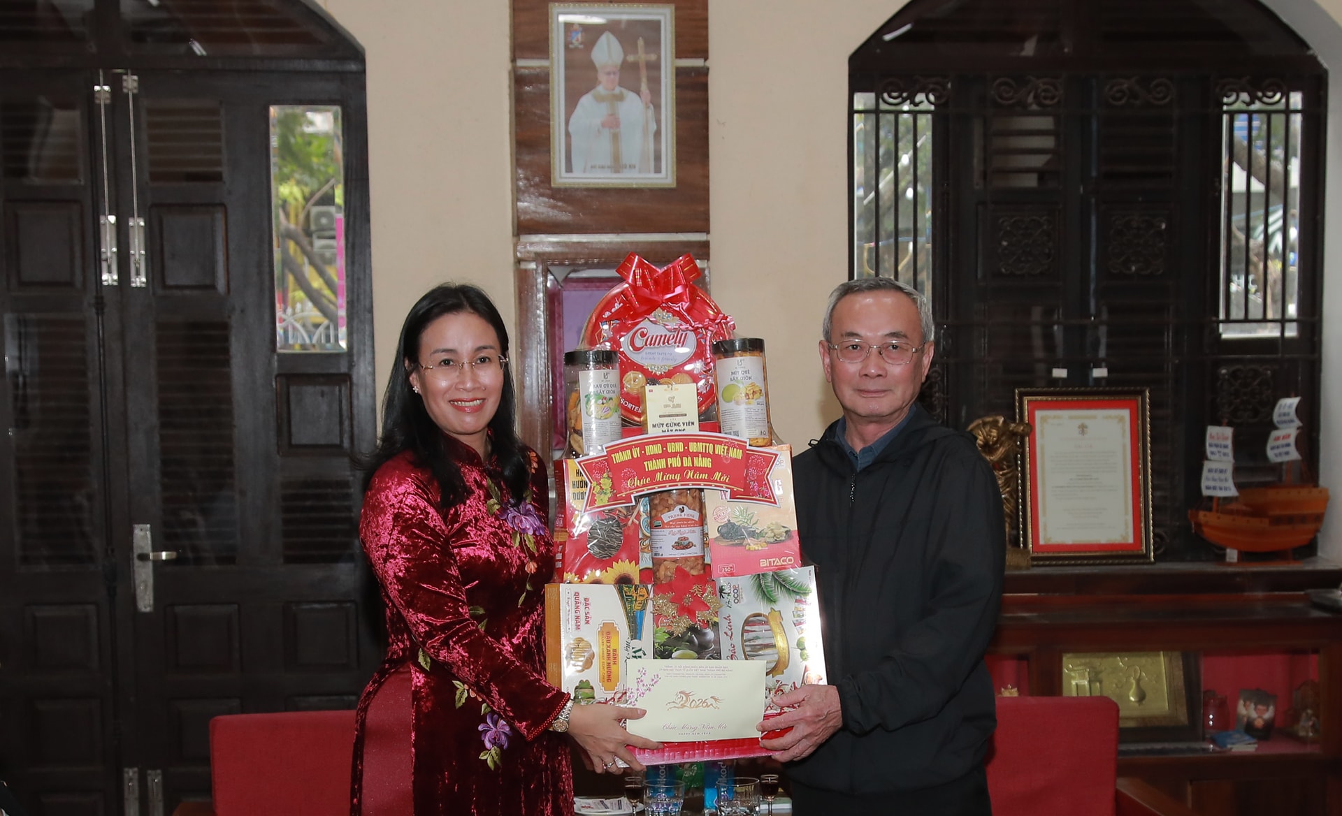 Phó Chủ tịch UBND thành phố Nguyễn Thị Anh Thi tặng quà chúc đại diện Tòa Giám mục Giáo phận Đà Nẵng. Ảnh: ĐẮC MẠNH
