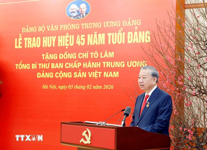 ttxvn-le-trao-huy-hieu-45-nam-tuoi-dang-tang-tong-bi-thu-to-lam-03-6.jpg