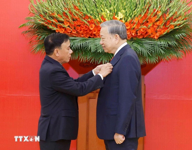 ttxvn-le-trao-huy-hieu-45-nam-tuoi-dang-tang-tong-bi-thu-to-lam-03-1.jpg
