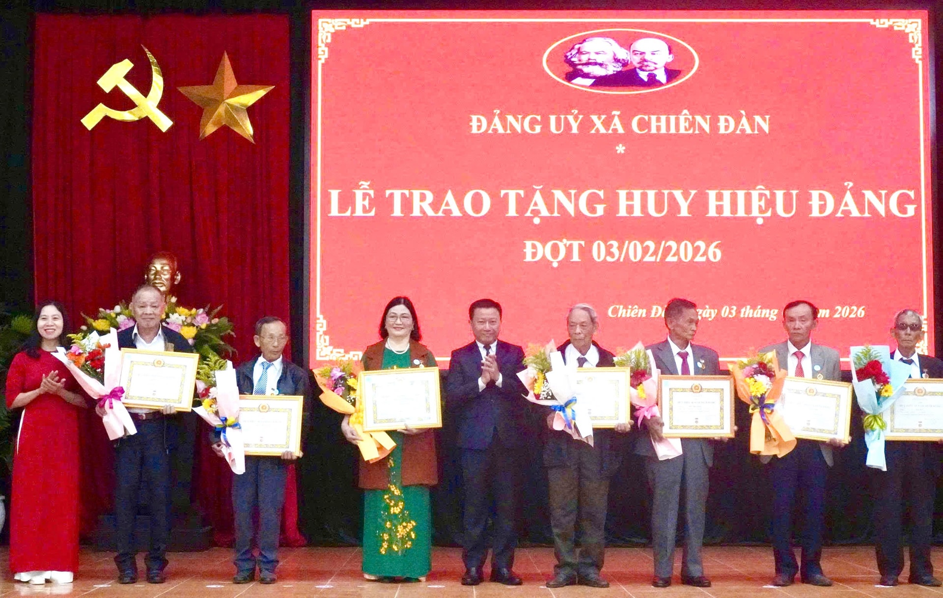 anh trao huy hieu dang