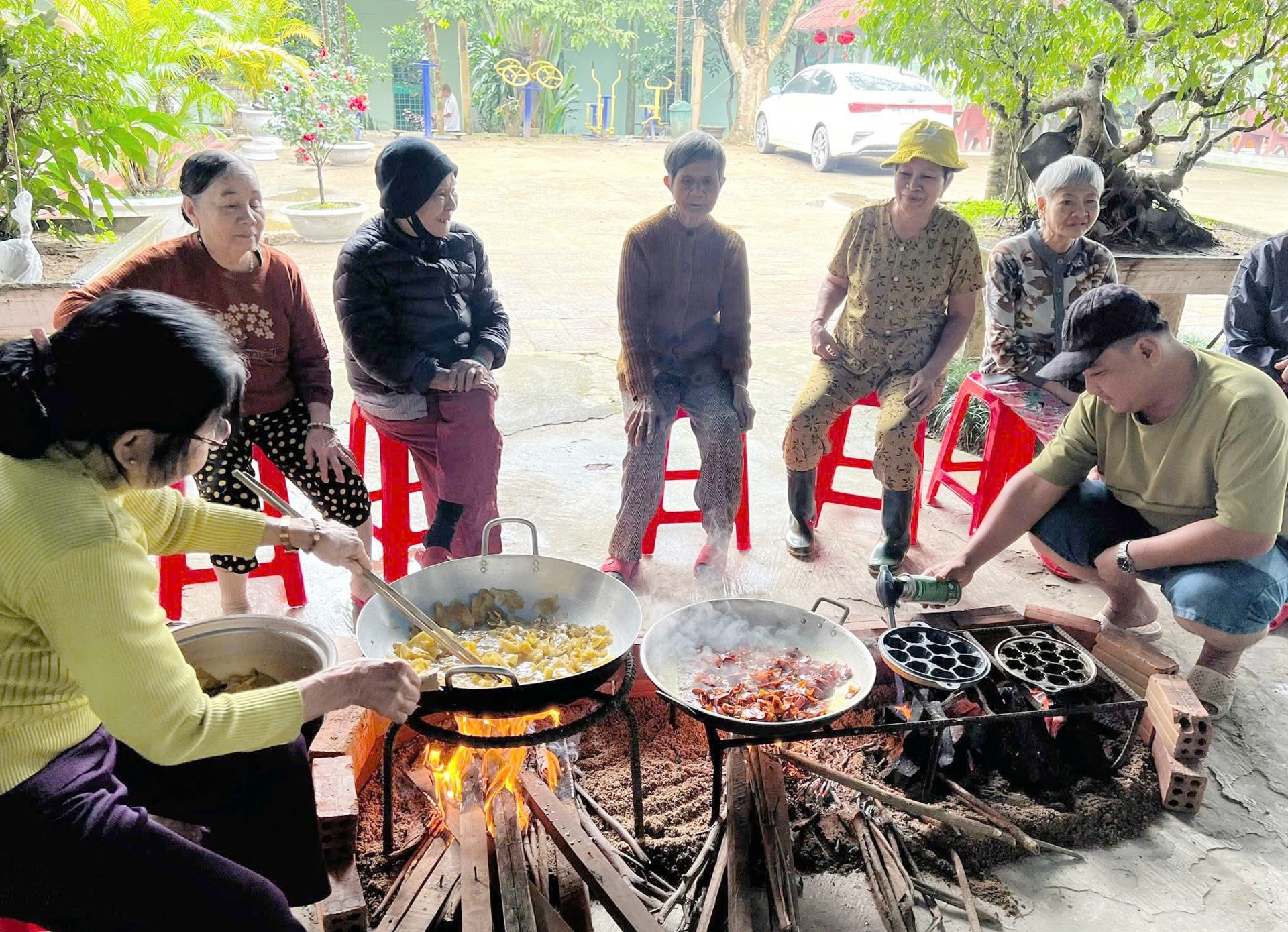 Các cụ làm mứt và bánh thuẫn chuẩn bị cho Tết Nguyên đán năm nay