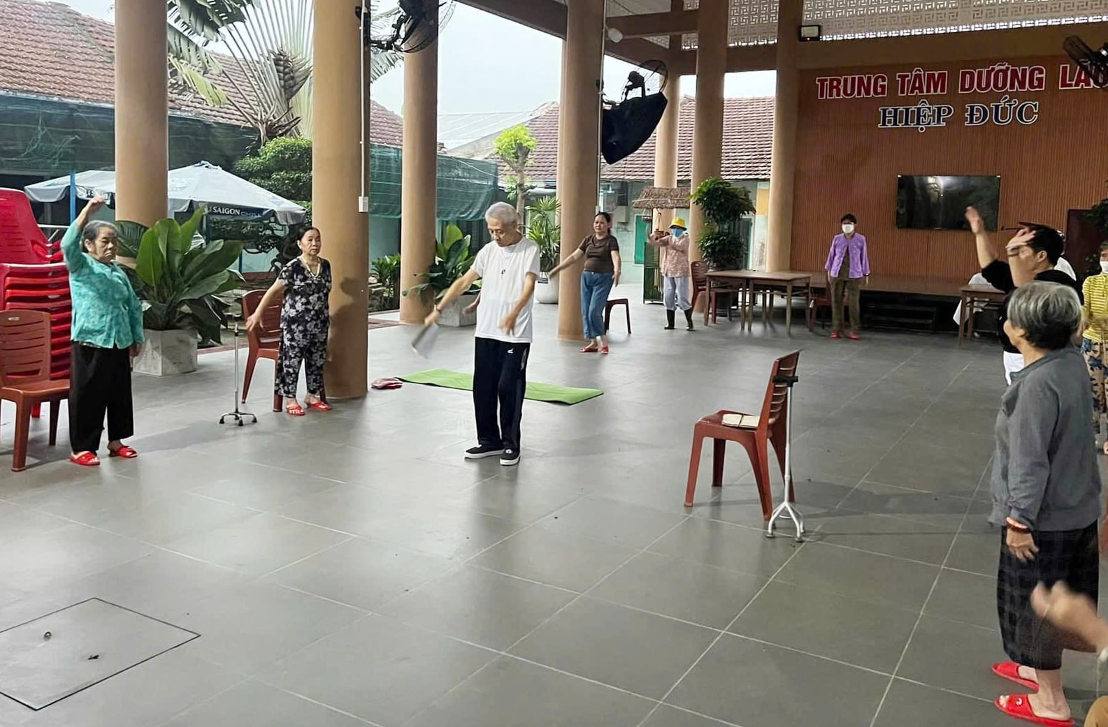 Cụ Vũ Như Vinh (đứng giữa) dậy từ 5 giờ 30 sáng để hướng dẫn mọi người tập thể dục và yoga