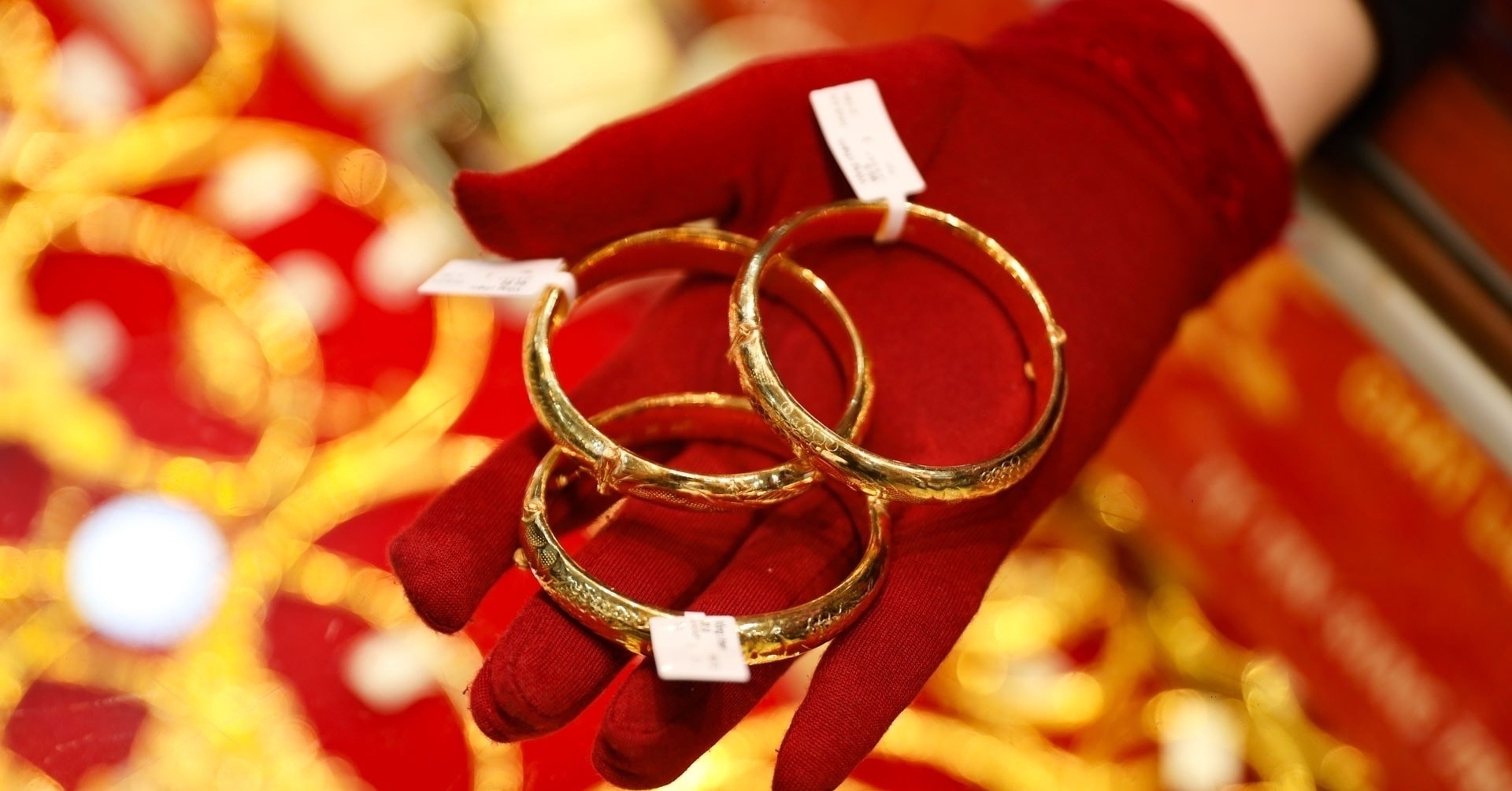 Giá vàng cập nhật 15h chiều nay 3/2/2026: Giá vàng SJC tăng hơn 10 triệu; thế giới tăng vượt 4900 USD