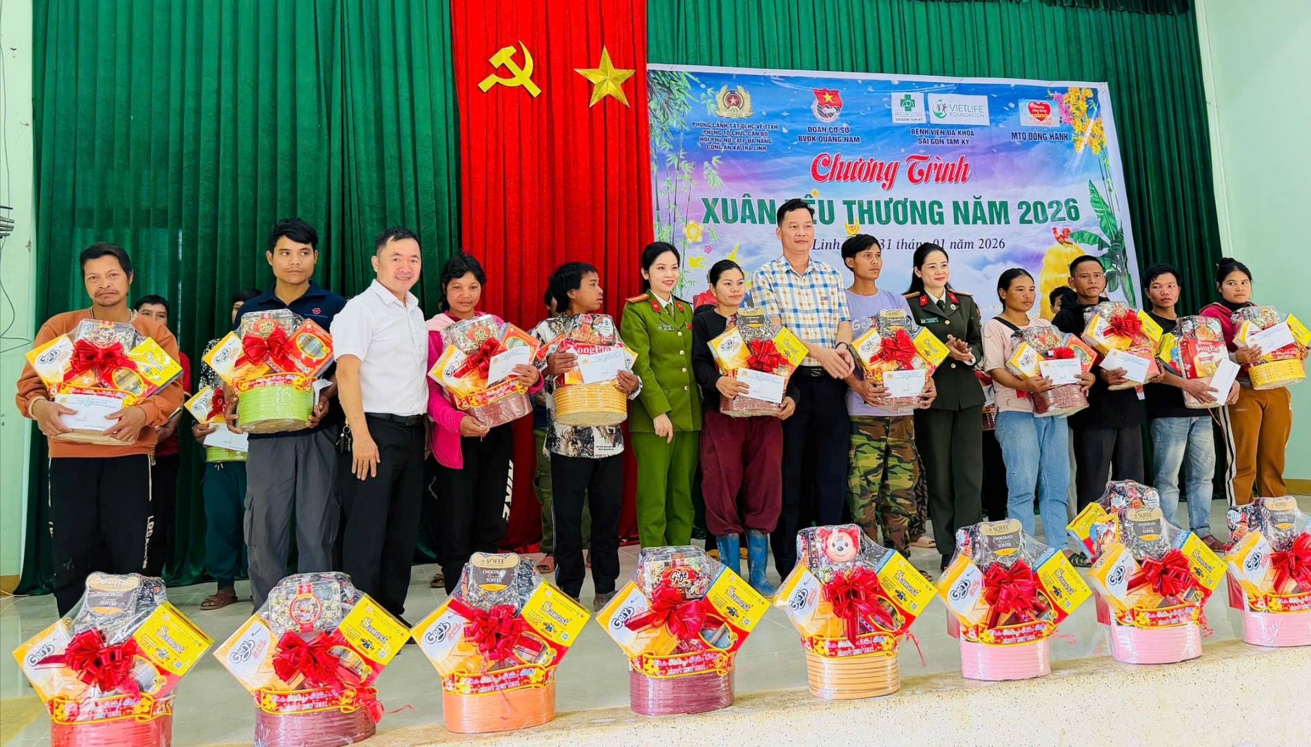Il programma ha distribuito 200 pacchi regalo per il Tet (Capodanno lunare) agli abitanti indigenti del comune di Tra Linh. Foto di TAN SY.