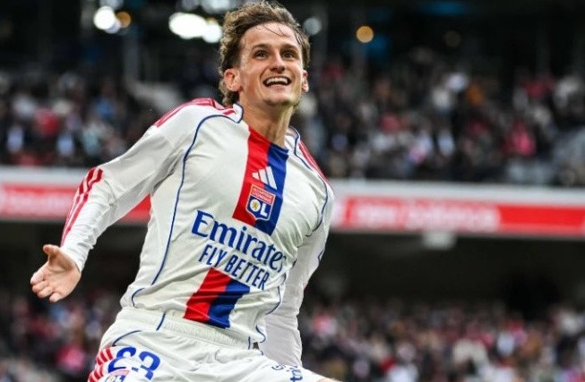Tyler Morton đang trở thành trụ cột quan trọng trong màu áo Lyon tại Ligue 1.