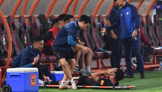Thái Sơn chấn thương nặng.