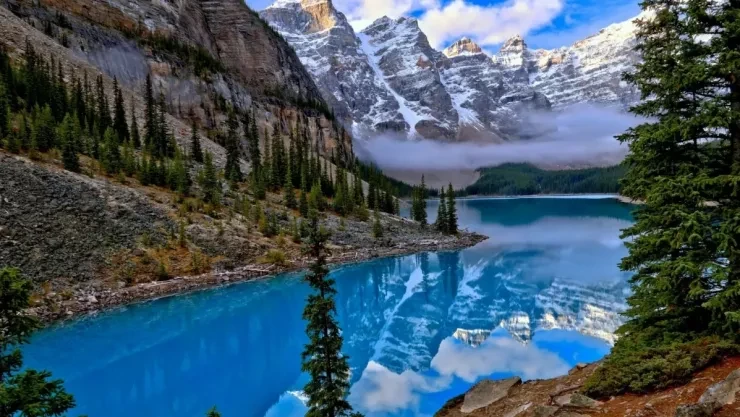 Hồ nước xanh ngọc đặc trưng tại công viên quốc gia Banff, Canada