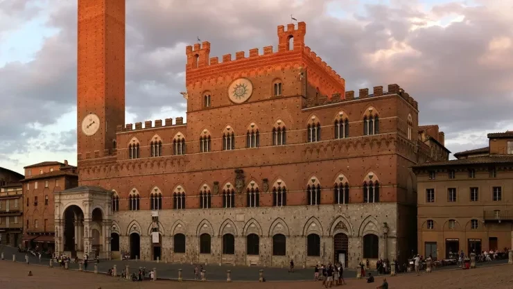 Toàn cảnh quảng trường Piazza del Campo tại Siena, Italy