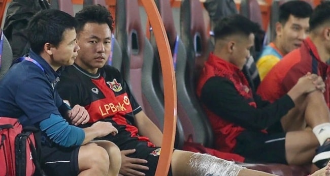 Nguyễn Thái Sơn dính chấn thương nặng ngay trong trận ra mắt đội bóng mới.