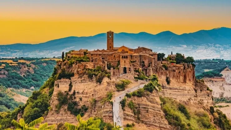 Ngôi làng cổ Civita di Bagnoregio nằm trên đỉnh đồi tại Italy