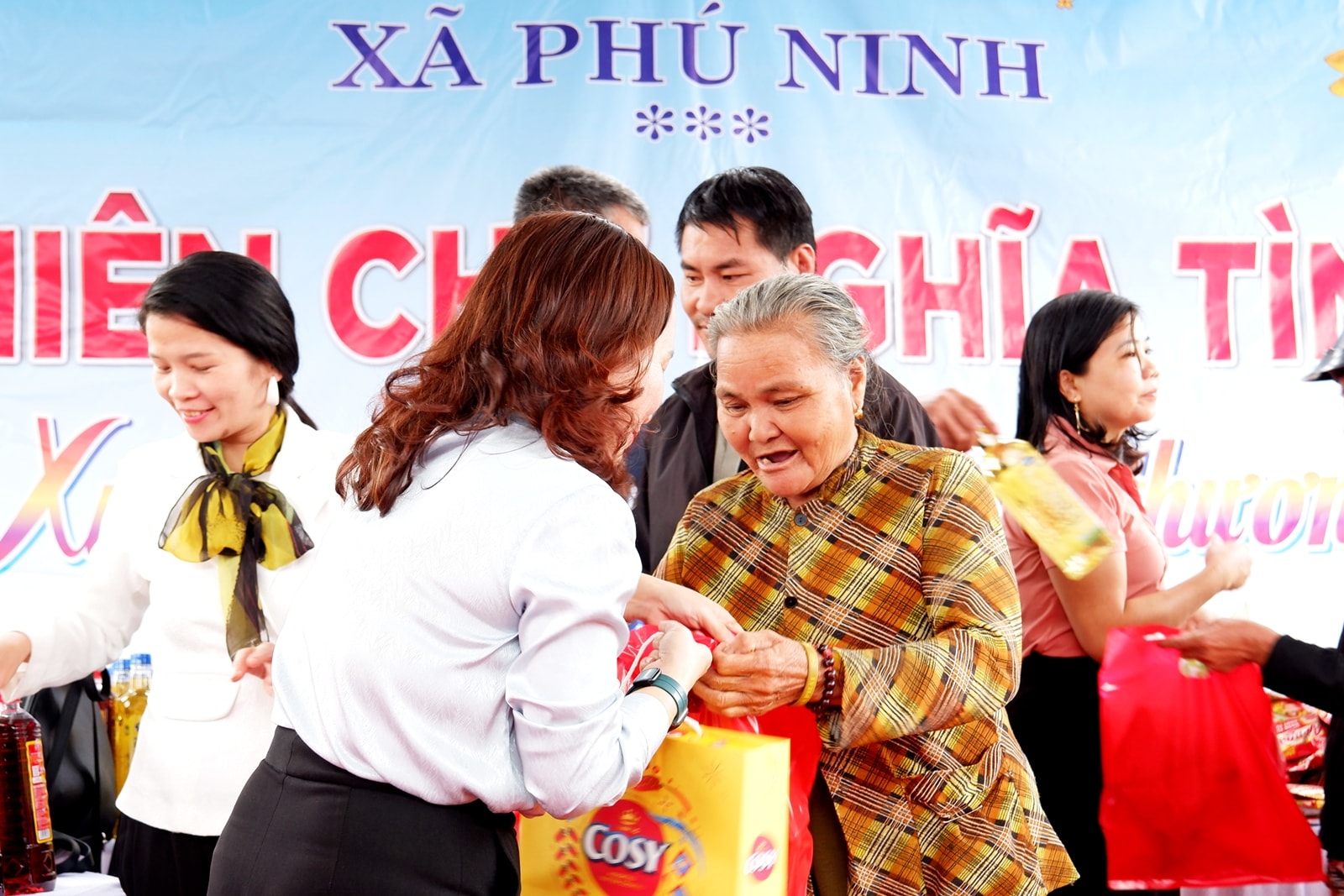 trao qua 2 - Phu Ninh