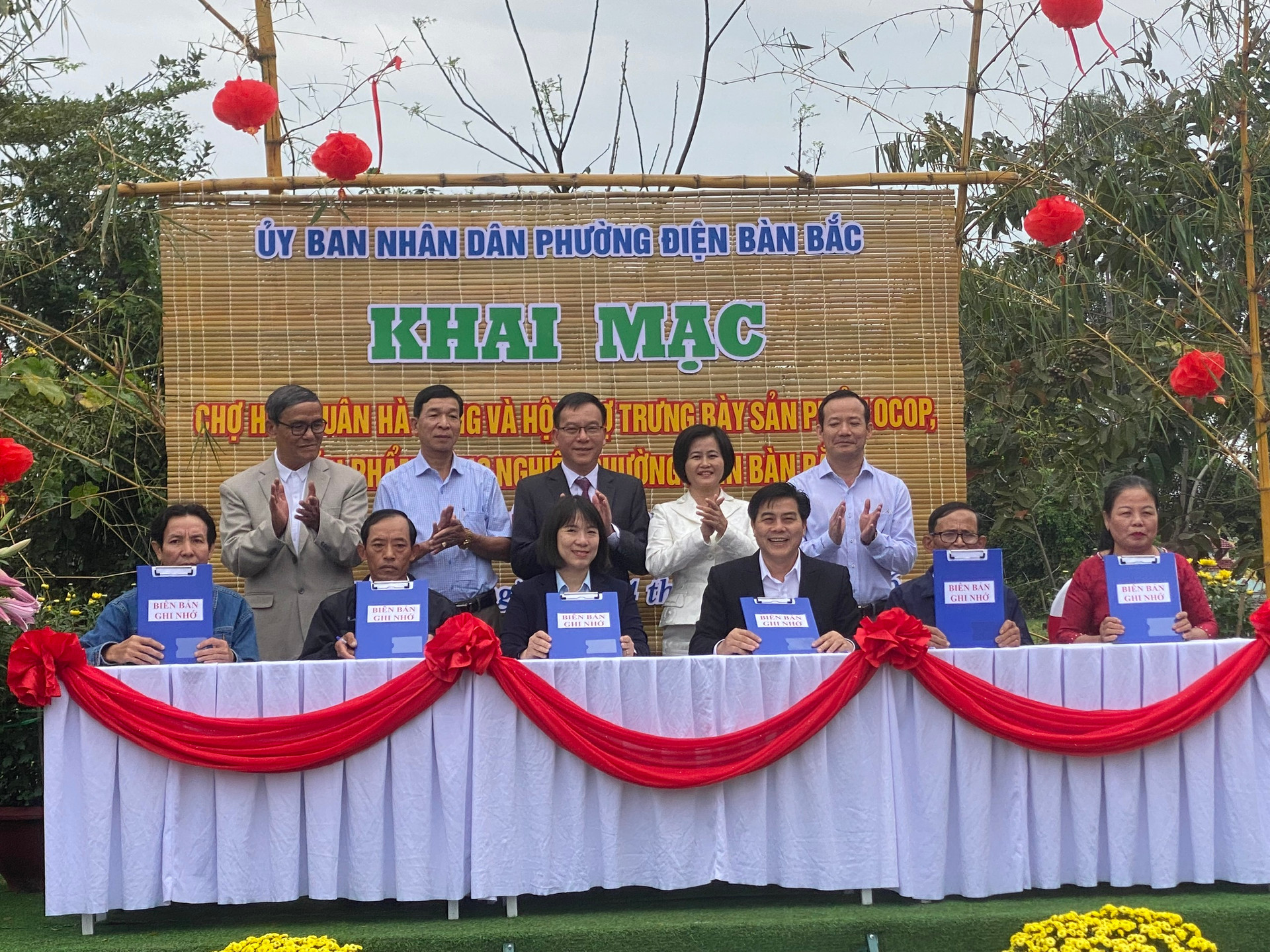 یک توافقنامه همکاری بین ساکنان روستای گل و شرکت Hoi An DMC برای تحقق هدف توسعه گردشگری در روستای گل ها دونگ امضا شد. عکس: VINH LOC