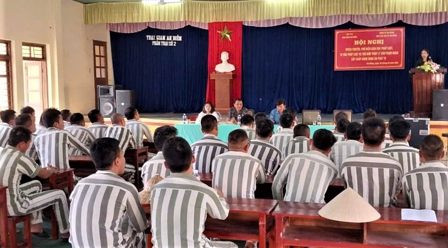 Hoạt động tuyên truyền góp phần nâng cao nhận thức pháp luật, hạn chế nguy cơ tái phạm sau khi chấp hành xong án phạt tù. Ảnh: DUY AN