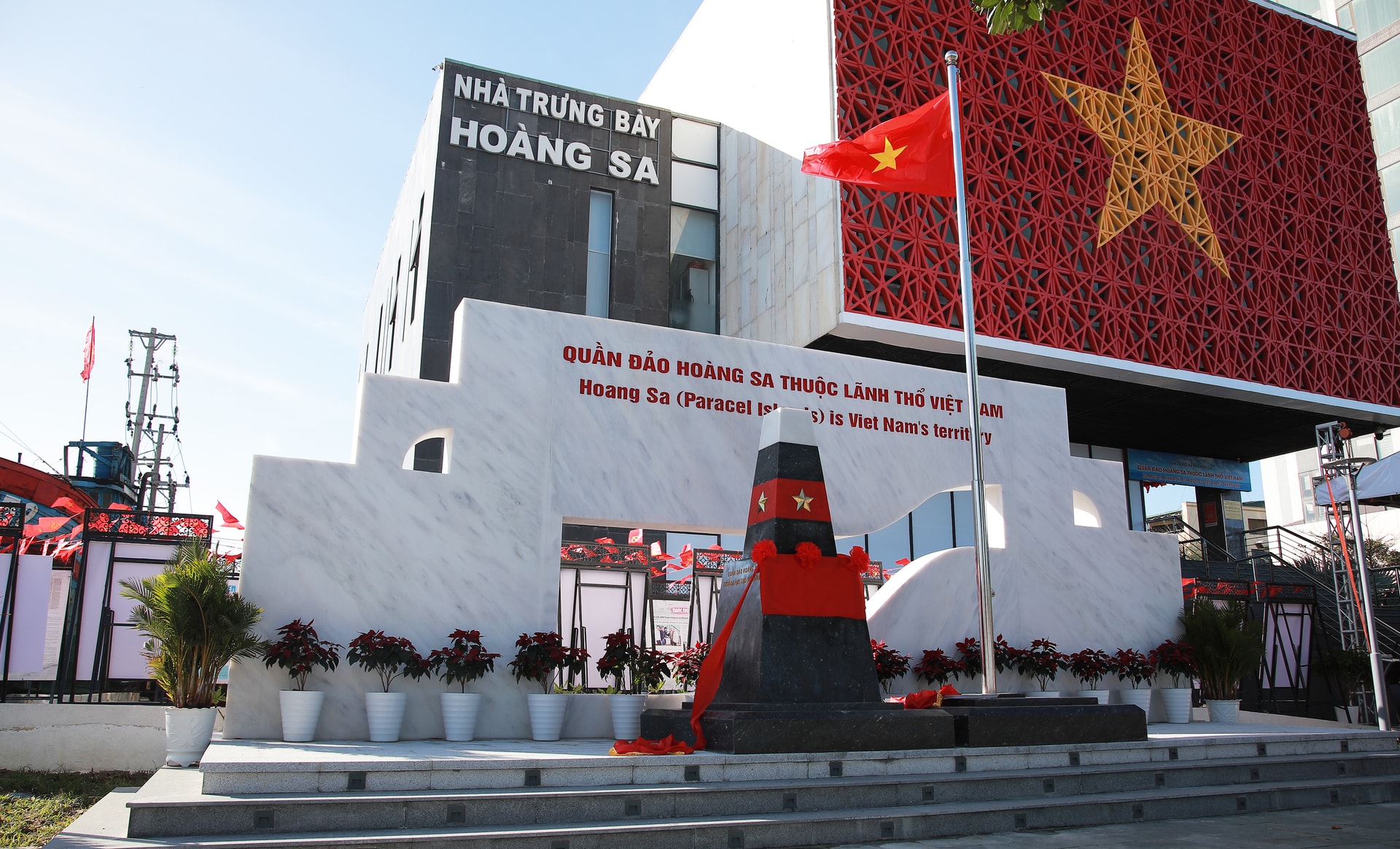 Công trình gồm hạng mục xây mới Biển tên UBND Đặc khu Hoàng Sa gắn với mô hình Bia chủ quyền và cột cờ, được đặt tại khuôn viên UBND đặc khu Hoàng Sa. Ảnh: ĐẮC MẠNH