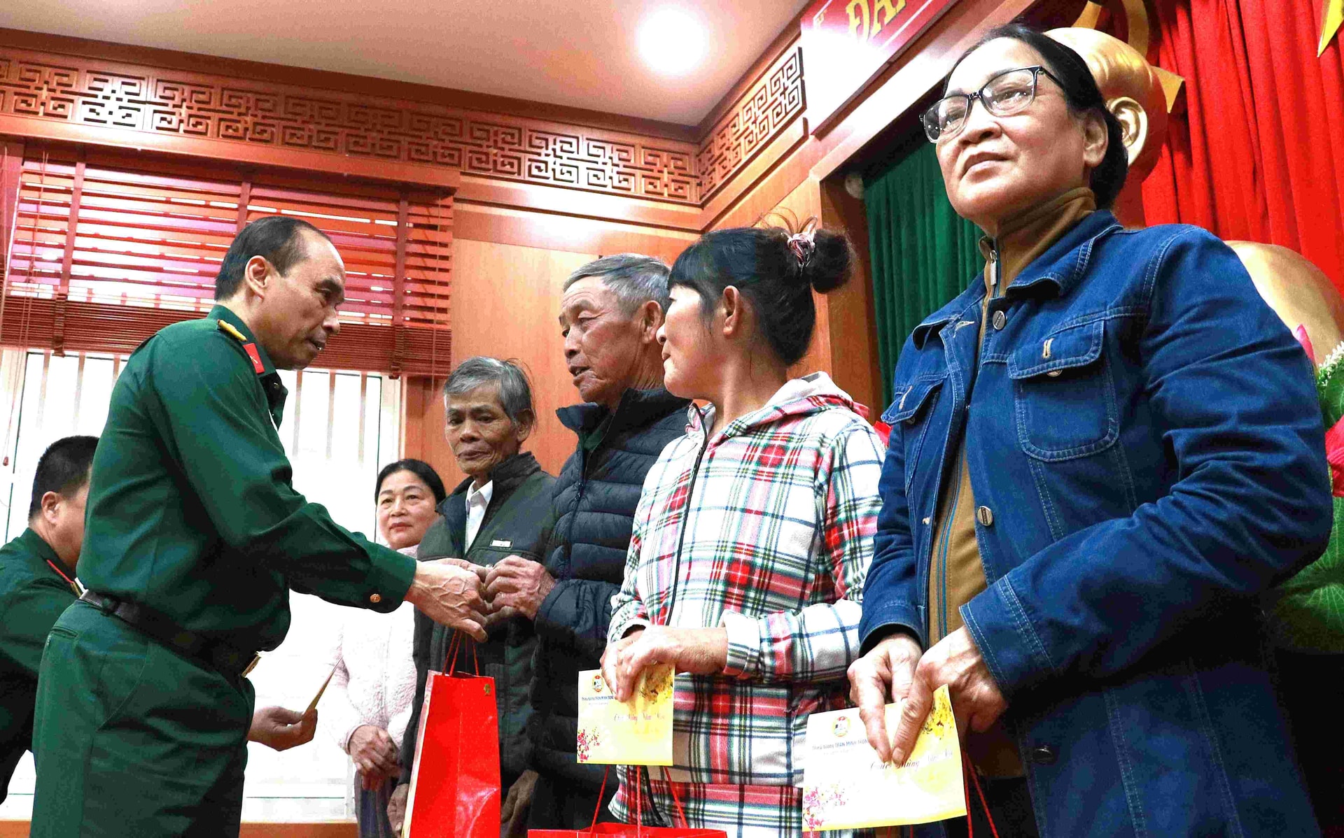 Đại tá Nguyễn Thanh Xuân trao quà tặng bà con xã Nam Phước