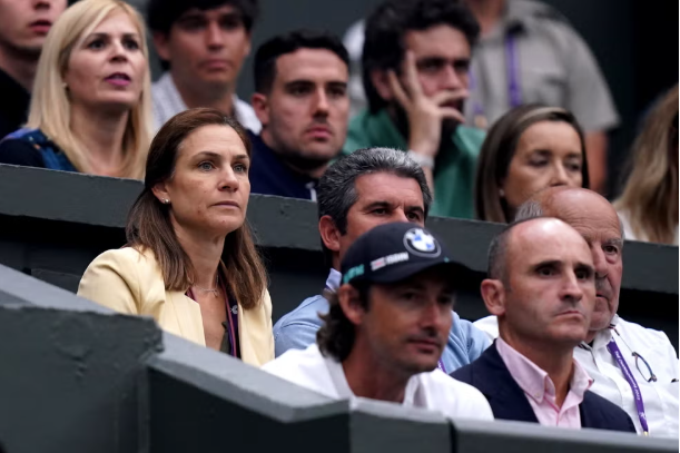 Mẹ của Alcaraz trên khán đài Wimbledon 2023.