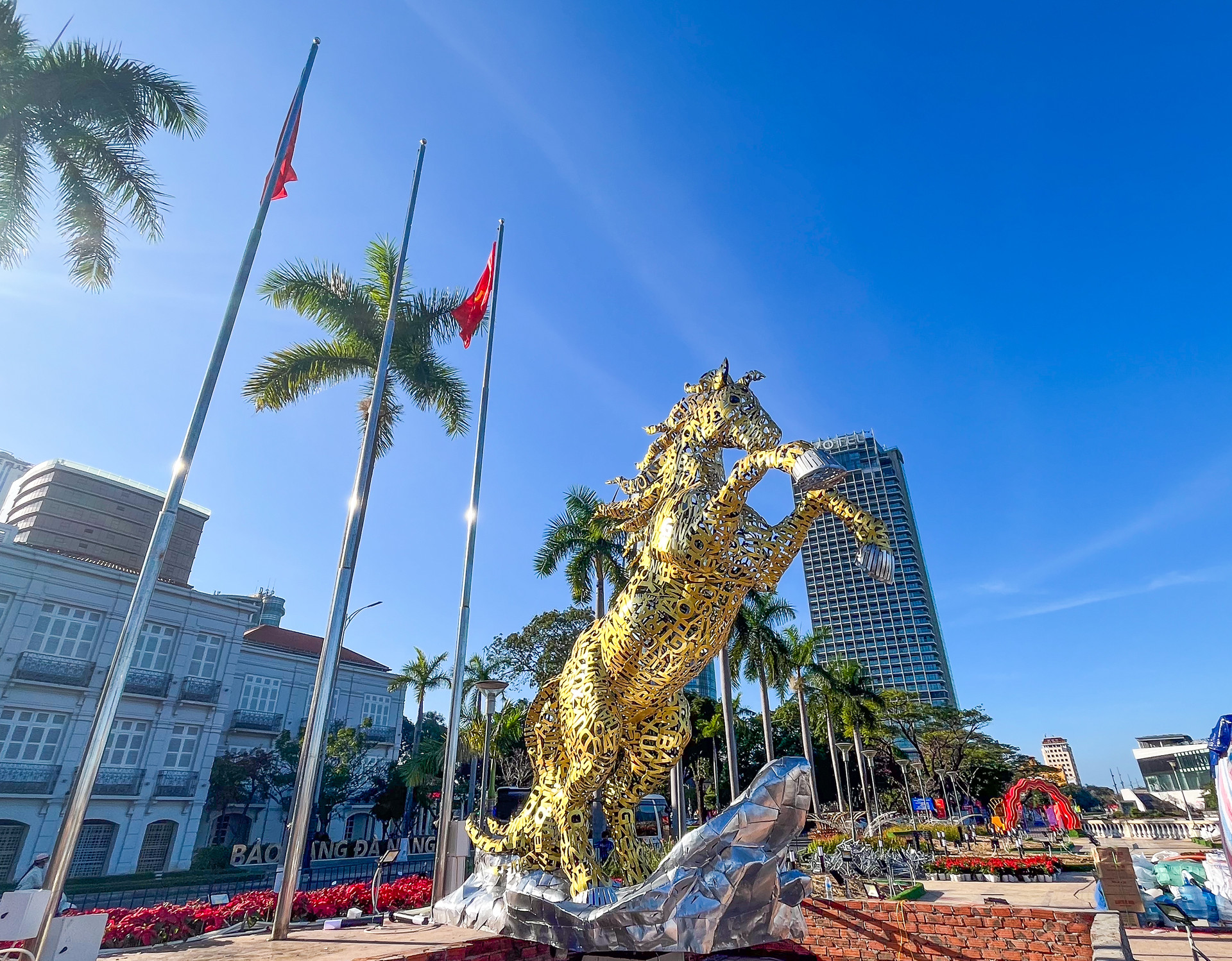 مجسمه‌ای از نماد اسب در مرکز خیابان گل تت، در پیاده‌رو پل T شکل، روبروی موزه دا نانگ در خیابان باخ دانگ (بخش های چائو) قرار گرفته است. عکس: شوان سون