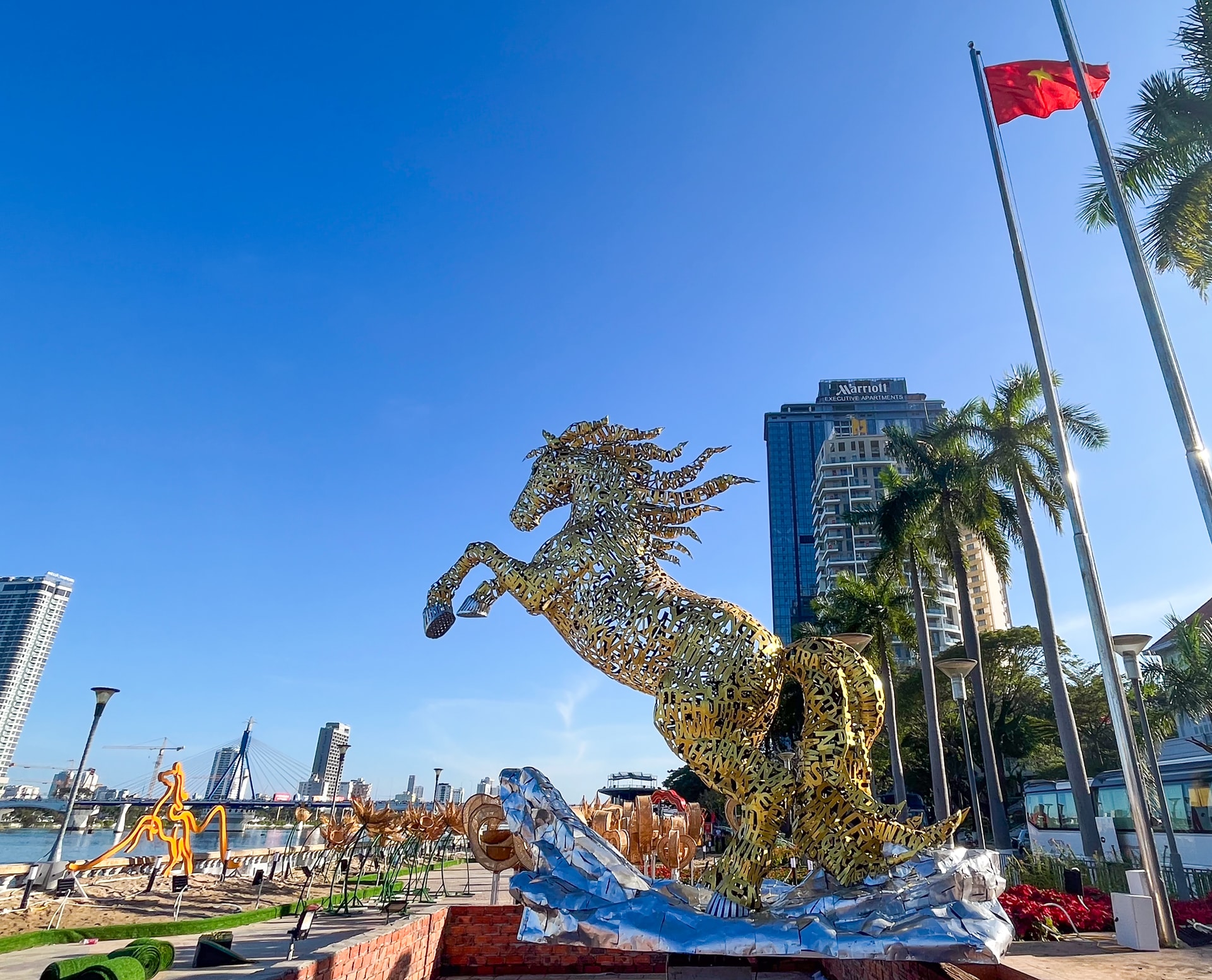 Linh vật Ngựa tại các không gian đường hoa Tết mang biểu tượng của sức mạnh, khát vọng và bứt phá, kết nối các không gian đô thị, truyền tải thông điệp về khát vọng phát triển của thành phố Đà Nẵng từ quá khứ đến hiện đại và hướng tới tương lai. Ảnh: XUÂN SƠN