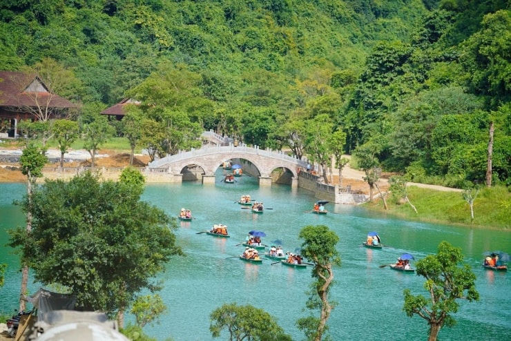 Đàn Kính Thiên tọa lạc ở vị trí cao nhất thung lũng Mộc Hoàn, là công trình văn hóa phục dựng để bảo tồn giá trị lịch sử kinh đô Hoa Lư.