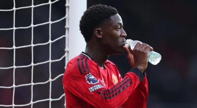 Kobbie Mainoo tỏa sáng trở lại trong màu áo Manchester United sau khi thay đổi HLV.