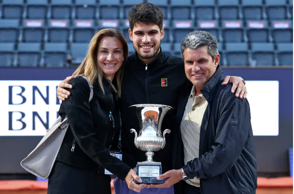 Carlos Alcaraz nâng cúp cùng bố mẹ sau khi đăng quang tại Rome Masters 2025.
