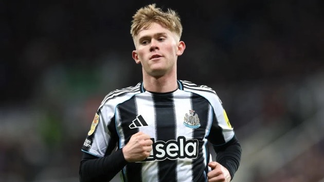Lewis Hall lọt vào mắt xanh của Man United.