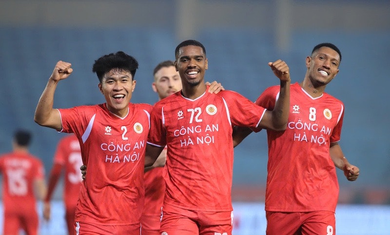 CLB Công an Hà Nội ăn mừng chiến thắng tưng bừng trên sân nhà Hàng Đẫy.