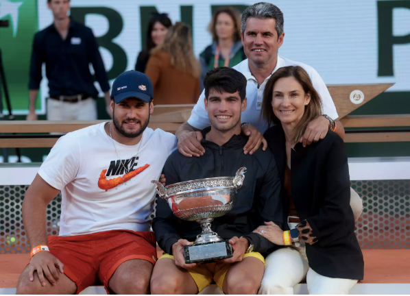 Carlos Alcaraz bên bố mẹ và anh trai sau khi đăng quang Roland Garros 2024.