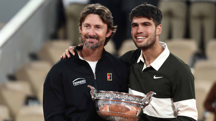 Carlos Alcaraz (bên phải) chia tay HLV Ferrero (bên trái) vào tháng 12/2025