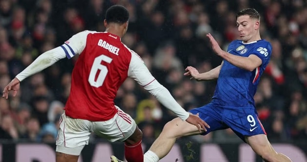 Liam Delap thi đấu mờ nhạt trong màu áo Chelsea trước hàng phòng ngự Arsenal.