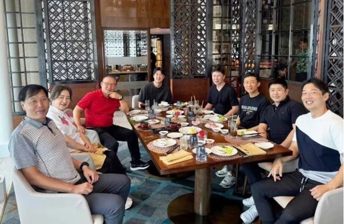 HLV Park Hang Seo dùng bữa với HLV Kim Sang Sik tại một nhà hàng thân mật.