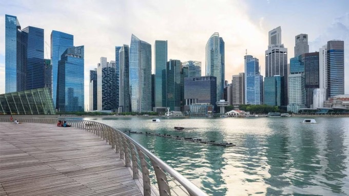 Đường đi bộ ven vịnh Marina được lót ván gỗ bằng phẳng thích hợp để đạp xe và ngắm cảnh.